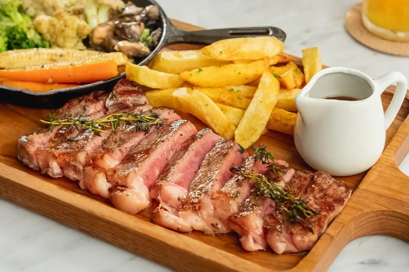 Legends Bistro Bar & Sports - Image 4